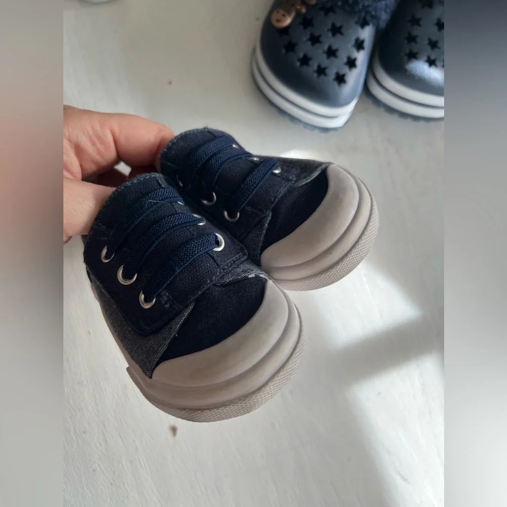 Bundle of two pairs of baby shoes